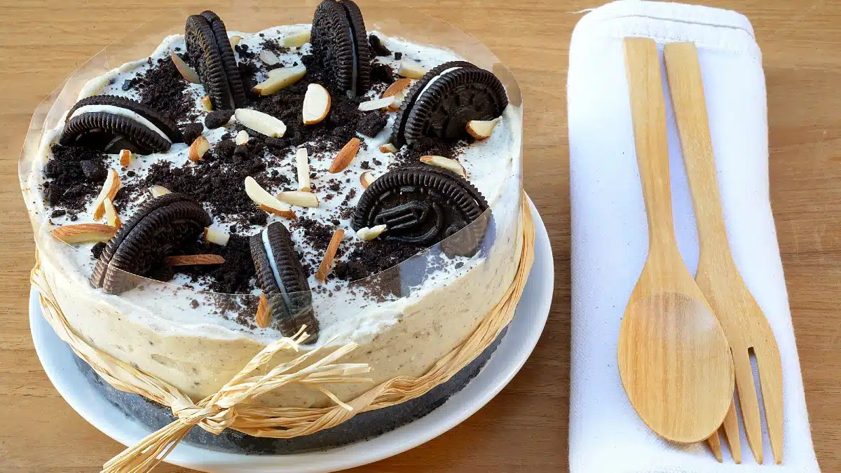 Creamy cheesecake with chocolate cookies