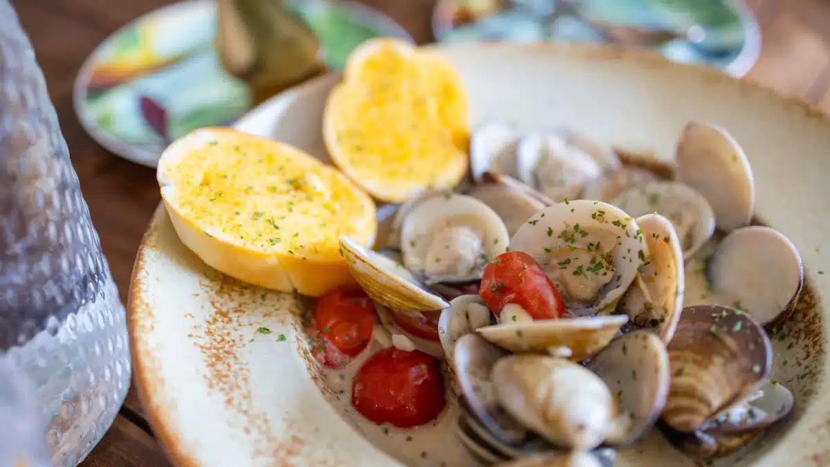 Spaghetti with clams cooked in cream sauce