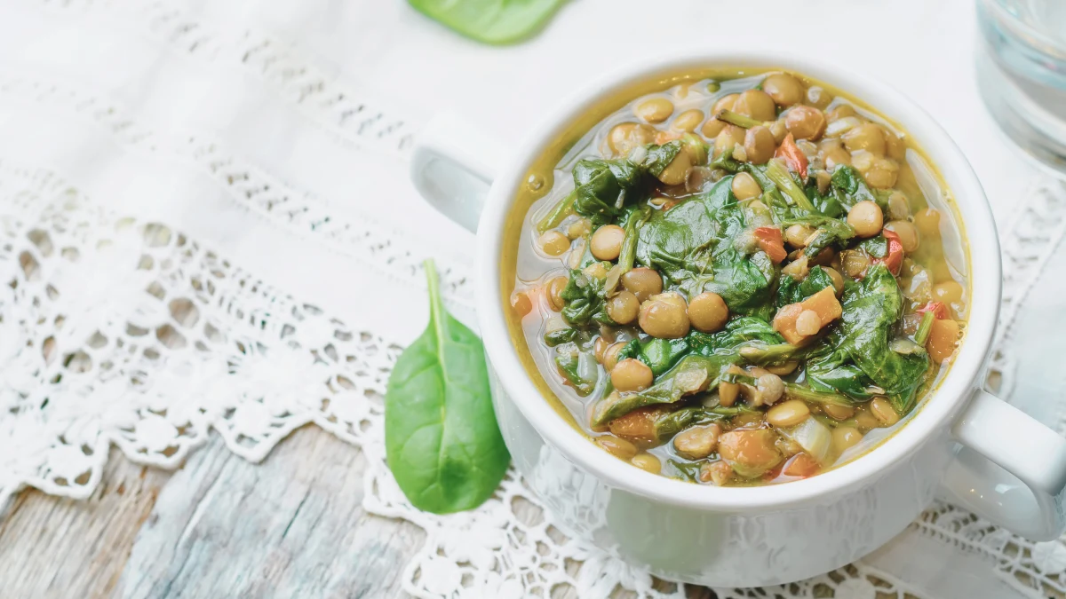 Garlicky Spinach & Lentil Soup