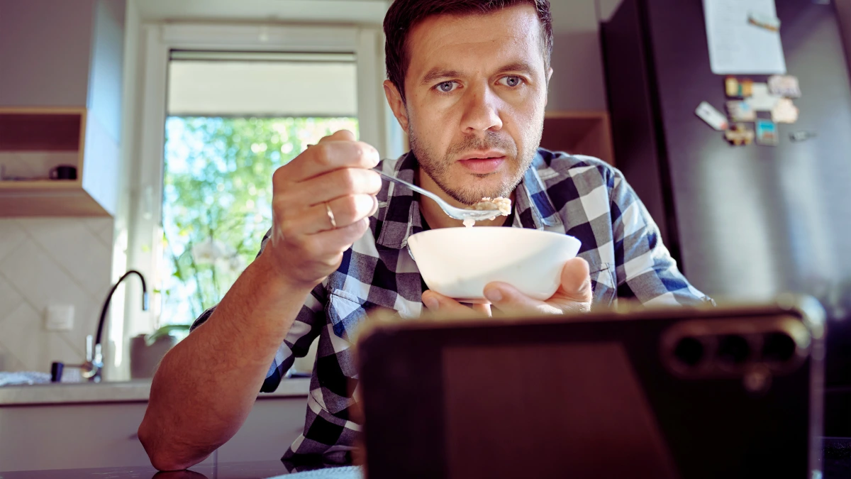 Eating While Staring at Screens